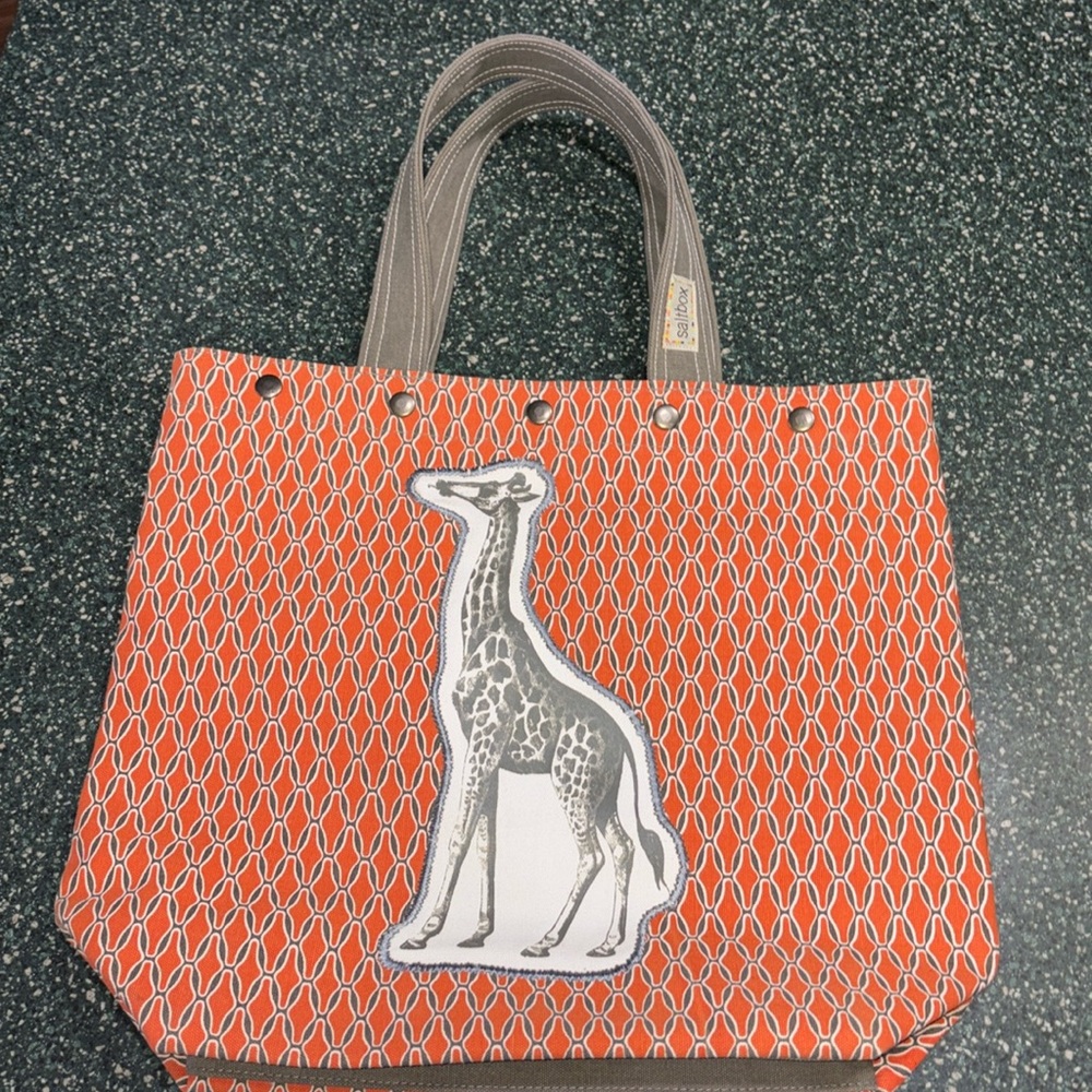 Saltbox tote, giraffe